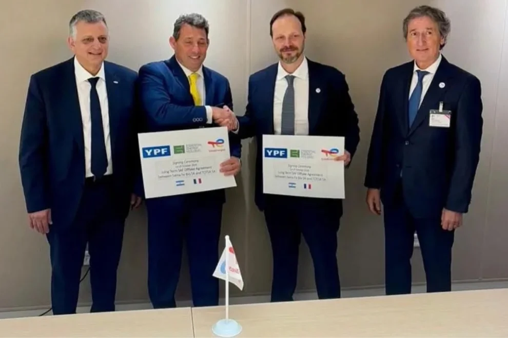 Marín (YPF), Puccieriello (Essential Energy), Mengoni y Rielo (TotalEnergies), tras la firma del acuerdo para la biorrefinería de San Lorenzo
