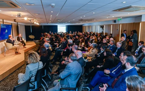 La conferencia,reunió a inversores, funcionarios y representantes del sector para presentar la licitación de AMBA I