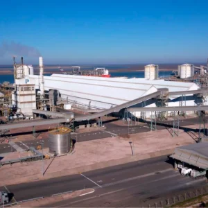 La planta de urea y amoníaco de Profertil, con su muelle sobre el estuario de Bahía Blanca