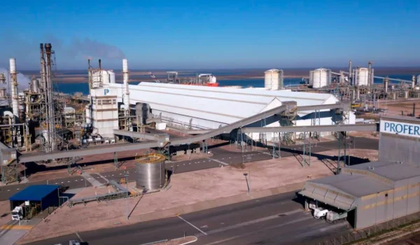 La planta de urea y amoníaco de Profertil, con su muelle sobre el estuario de Bahía Blanca