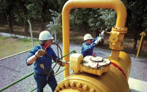 Operarios maniobran válvulas en una instalación de gas natural. MetroENERGÍA retomó las exportaciones de gas natural desde el 1° de octubre