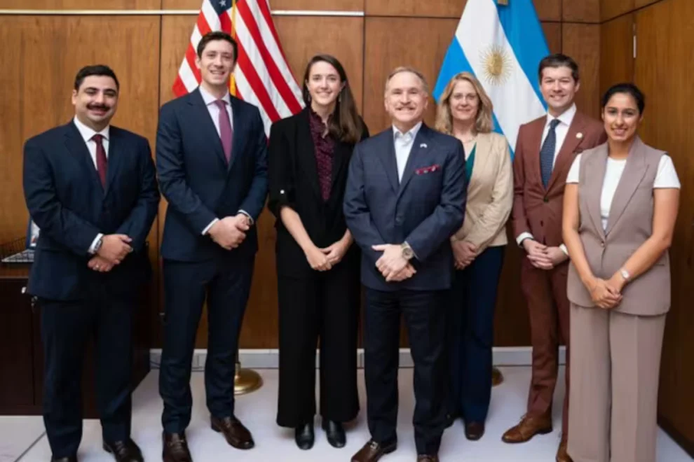 Peter Lamelas, embajador de Estados Unidos, junto a los funcionarios del Departamento de Estado, el EXIM y la DFC que visitaron el país