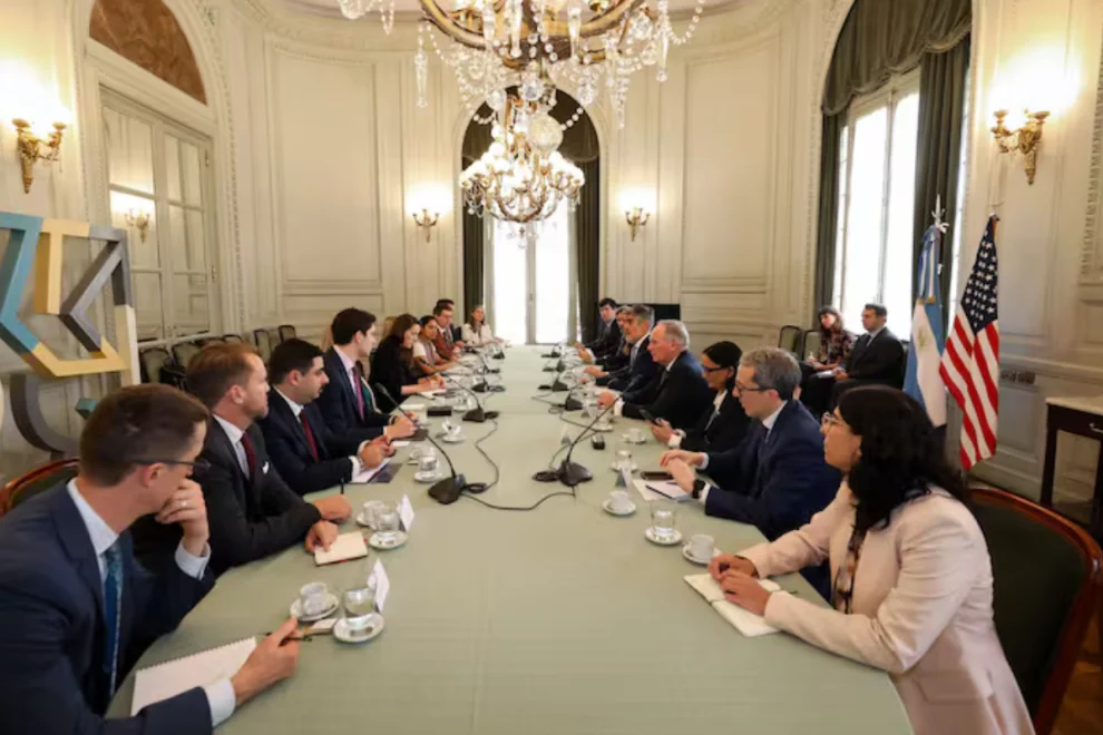 Funcionarios de Estados Unidos y de la Argentina, reunidos en torno a una mesa en el Palacio San Martín durante la visita de la misión