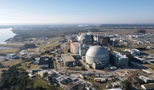 De las tres centrales nucleares del país, solo Atucha II queda generando.
