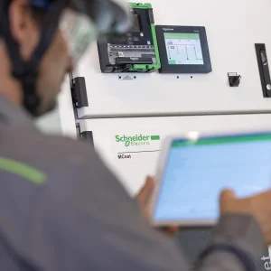 The system combines air-insulation technology with the EvoPacT HVX vacuum circuit breaker and targets industrial sites