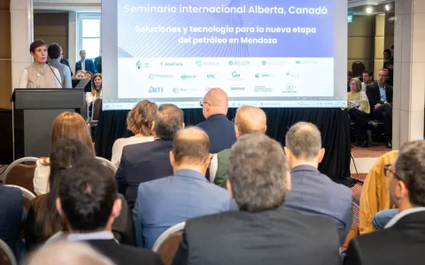 Escena del Seminario Internacional Alberta, Canadá, sobre innovación y tecnología petrolera en Mendoza, con la oradora en el podio