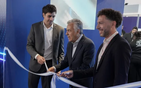 Alfredo Cornejo, gobernador de Mendoza, durante el corte de cinta del espacio institucional de Mendoza en la AOG Patagonia 2026