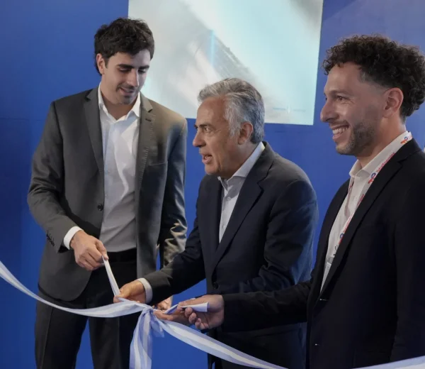 Alfredo Cornejo, gobernador de Mendoza, durante el corte de cinta del espacio institucional de Mendoza en la AOG Patagonia 2026