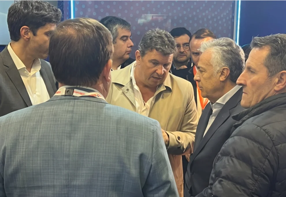 El gobernador de Mendoza, Alfredo Cornejo, junto a Gustavo Naves, presidente y CEO de Venoil Energía, y Carlos Gilardone, CEO de Quintana Energy