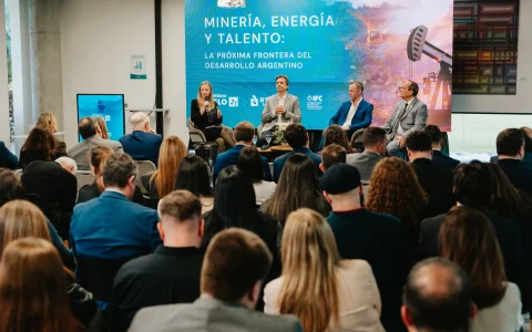 Encuentro organizado por Universidad Siglo 21 en Córdoba, donde empresas, gobierno y academia, analizaron la brecha de talento en energía y minería