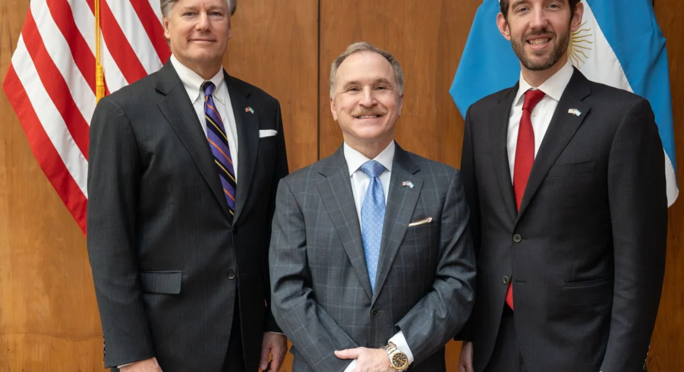 Christopher Landau, subsecretario de Estado de EE.UU., junto al embajador Peter Lamelas y secretario adj para Asuntos del Hemisferio O. J. P. Segura