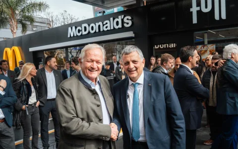 Horacio Marín, presidente y CEO de YPF, junto a Wood Staton, presidente ejecutivo de Arcos Dorados, durante la inauguración del espacio YPF Black