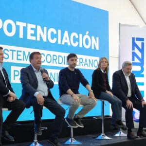 Los gobernadores Ignacio Torres y Alberto Weretilneck junto a la secretaria de Energía, María Tettamanti, y directivos de Camuzzi en la inauguración