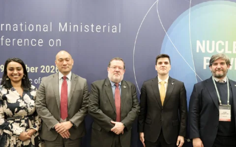 Representantes de las delegaciones de la Argentina y Estados Unidos, durante la reunión realizada en el marco de la Conferencia Ministerial del OIEA